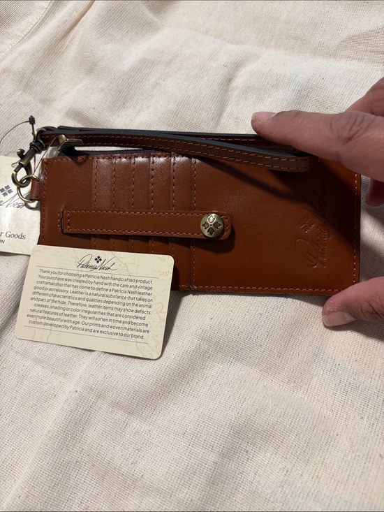 Patricia Nash Handbags - NWT Patricia Nash Brown Leather Heather Card Zip RFID Wristlet Wallet